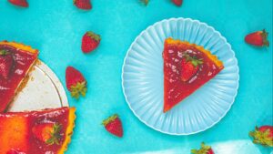 Tarta de fresas sin horno saludable: cremosa, ligera y sin azúcar añadido
