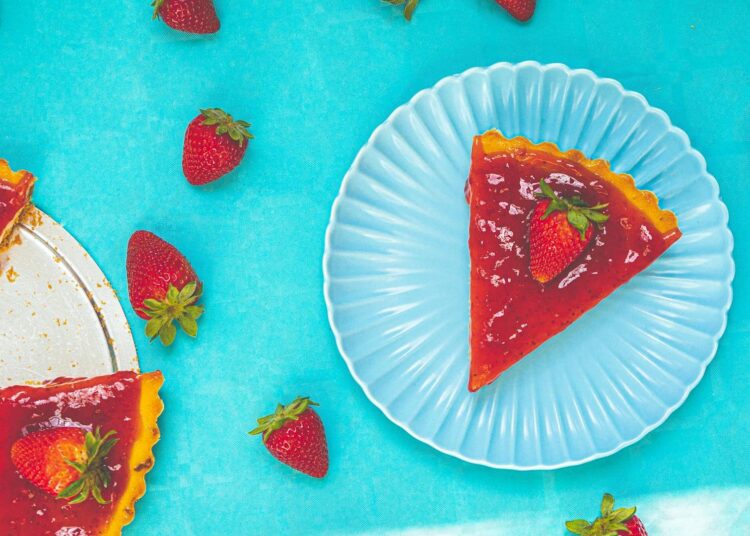 Tarta de fresas sin horno saludable: cremosa, ligera y sin azúcar añadido