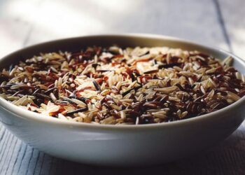 Bol de arroz integral con verduras de primavera: almuerzo ligero, completo y fácil