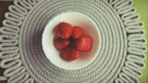 Ensalada de fresas y espinacas con vinagreta de miel: receta de primavera