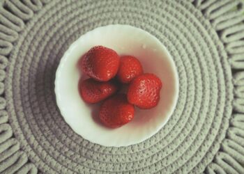 Ensalada de fresas y espinacas con vinagreta de miel: receta de primavera