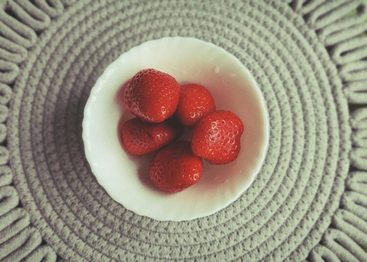 Ensalada de fresas y espinacas con vinagreta de miel: receta de primavera
