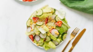 Ensalada de garbanzos con pepino y feta: almuerzo mediterráneo fresco y saciante