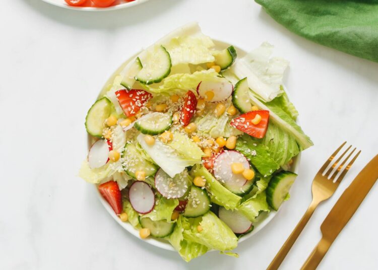 Ensalada de garbanzos con pepino y feta: almuerzo mediterráneo fresco y saciante