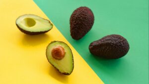 Ensalada de quinoa con espárragos y aguacate: el almuerzo ligero de primavera