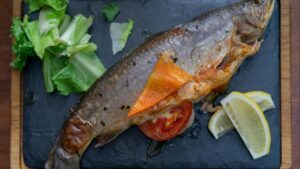 Espárragos trigueros a la plancha con salsa romesco: receta de temporada en 20 minutos