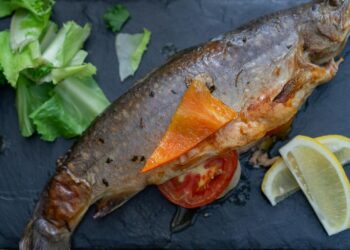 Espárragos trigueros a la plancha con salsa romesco: receta de temporada en 20 minutos