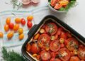 Merluza al horno con tomate y aceitunas: receta mediterránea en 25 minutos
