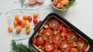 Merluza al horno con tomate y aceitunas: receta mediterránea en 25 minutos