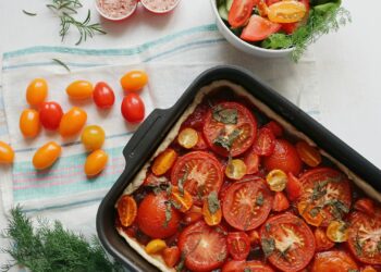 Merluza al horno con tomate y aceitunas: receta mediterránea en 25 minutos