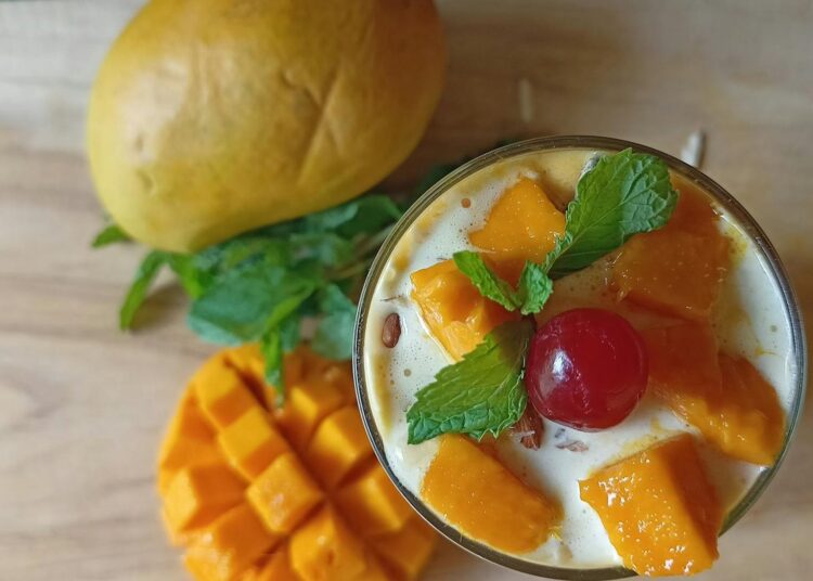 Mousse de mango sin azúcar: postre cremoso, ligero y listo en 10 minutos
