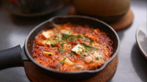 Shakshuka: receta auténtica de huevos pochados en salsa de tomate y pimiento