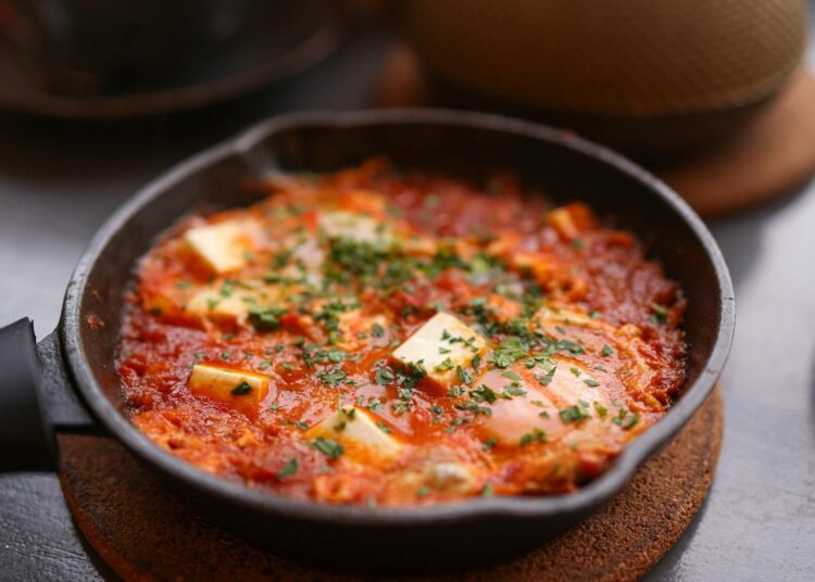 Shakshuka: receta auténtica de huevos pochados en salsa de tomate y pimiento
