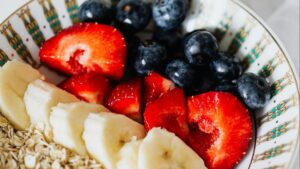 Smoothie bowl de fresa y plátano: desayuno energético y sin azúcar añadido