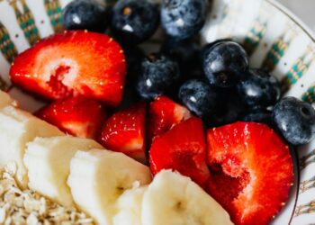 Smoothie bowl de fresa y plátano: desayuno energético y sin azúcar añadido