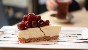 Tarta de queso sin horno con fresas: postre saludable sin azúcar añadido