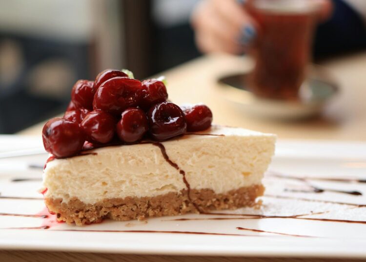 Tarta de queso sin horno con fresas: postre saludable sin azúcar añadido