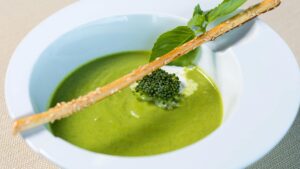 Crema de guisantes frescos con menta: la receta de primavera más ligera y nutritiva