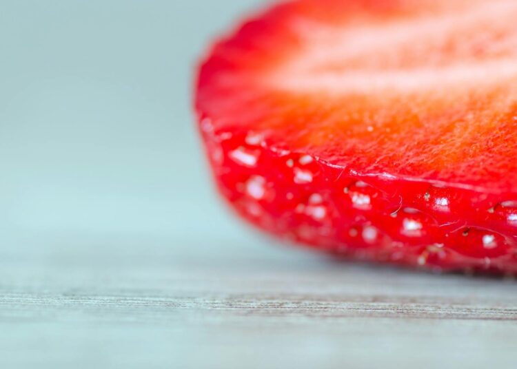Helado de yogur griego con fresas: postre saludable sin azúcar añadido