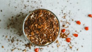 Mousse de chocolate negro con aguacate: postre cremoso sin azúcar añadido