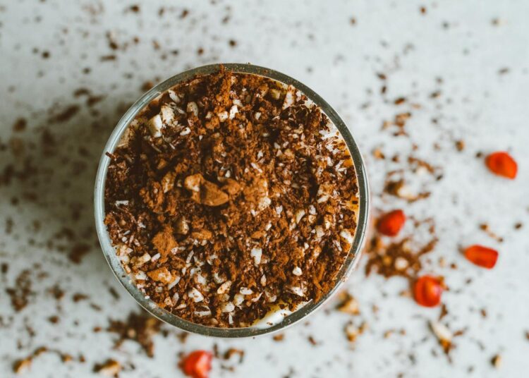 Mousse de chocolate negro con aguacate: postre cremoso sin azúcar añadido