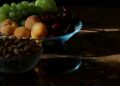 Bowl con frutos secos y frutas frescas de temporada, snacks saludables para llevar al trabajo sin nevera