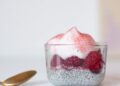 Pudding de chía cremoso con frutos rojos en vaso de cristal listo para desayunar