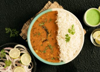 curry de garbanzos con espinacas y leche de coco servido en un bol con arroz basmati