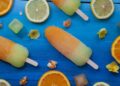 Polos caseros sin azúcar de fruta fresca en moldes de silicona listos para el verano