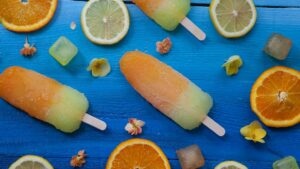 Polos caseros sin azúcar de fruta fresca en moldes de silicona listos para el verano