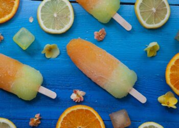 Polos caseros sin azúcar de fruta fresca en moldes de silicona listos para el verano