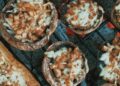 Berenjenas rellenas al horno doradas y gratinadas en bandeja, receta saludable y fácil