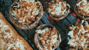 Berenjenas rellenas al horno doradas y gratinadas en bandeja, receta saludable y fácil