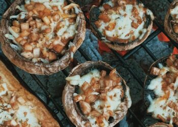 Berenjenas rellenas al horno doradas y gratinadas en bandeja, receta saludable y fácil