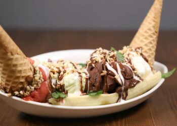 Helado de plátano casero servido en un bol, postre cremoso sin azúcar añadido