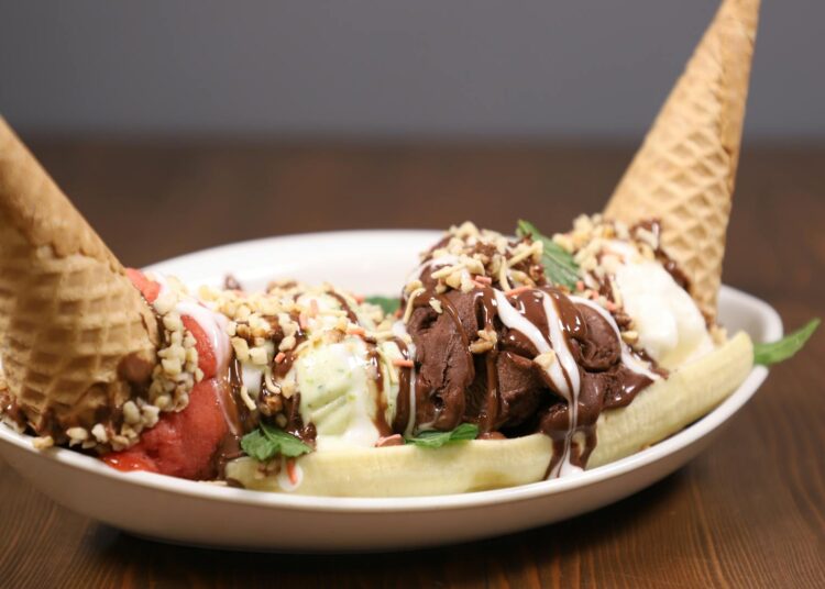 Helado de plátano casero servido en un bol, postre cremoso sin azúcar añadido
