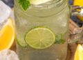 Granizado de limón casero servido en vaso con hielo, menta y rodaja de limón
