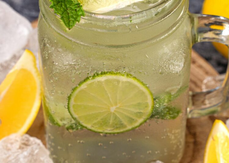 Granizado de limón casero servido en vaso con hielo, menta y rodaja de limón