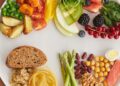 Variedad de alimentos ricos en proteínas: huevos, frutos secos, legumbres, pescado y verduras