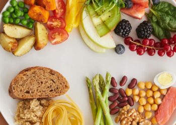 Variedad de alimentos ricos en proteínas: huevos, frutos secos, legumbres, pescado y verduras