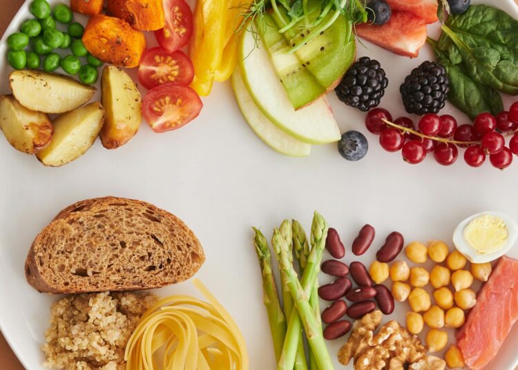 Variedad de alimentos ricos en proteínas: huevos, frutos secos, legumbres, pescado y verduras