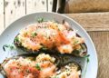 plato con salmón ahumado, huevos y tostadas, alimentos ricos en vitamina D, foto cenital