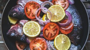 Merluza al horno con tomates cherry: cena saludable en 20 minutos
