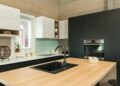 Cocina moderna con electrodomésticos de calidad para cocinar de forma saludable con freidora de aire
