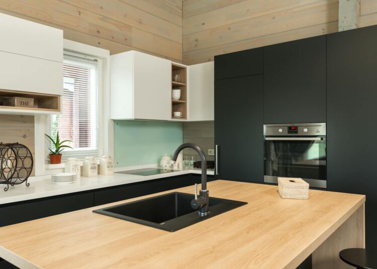 Cocina moderna con electrodomésticos de calidad para cocinar de forma saludable con freidora de aire