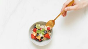 Porridge de avena con manzana y canela: el desayuno caliente más reconfortante