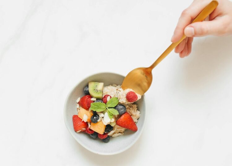 Porridge de avena con manzana y canela: el desayuno caliente más reconfortante