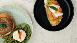Tostadas con aguacate y huevo pochado: desayuno energético en 10 minutos