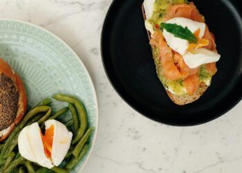 Tostadas con aguacate y huevo pochado: desayuno energético en 10 minutos