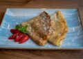 Crepes de avena finos servidos con fruta fresca para un desayuno saludable